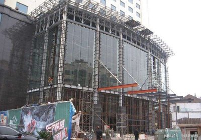 全玻璃幕墙的安装施工需要以下多道复杂工序。